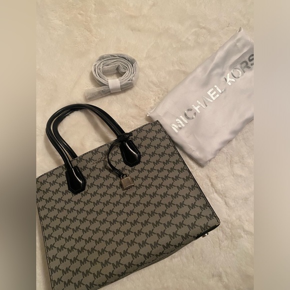 Michael Kors Purse - Picture 1 of 3